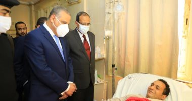 محافظ سوهاج يطمئن على حالة نقيب شرطة أصيب بطلق نارى فى حملة بساقلتة