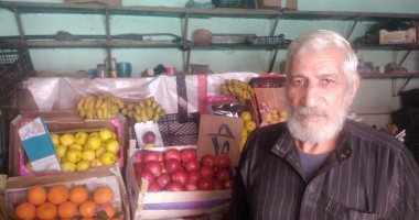 اللى نفسه فى حاجة ياخدها.. فكرة "مسن" صاحب محل بقنا لبيع الفاكهة بالقطعة