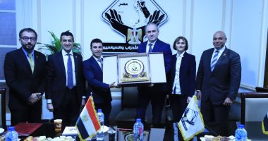 سفير بيلاروسيا يزور تنسيقية شباب الأحزاب.. ويشيد بـ"قوة التجربة" 