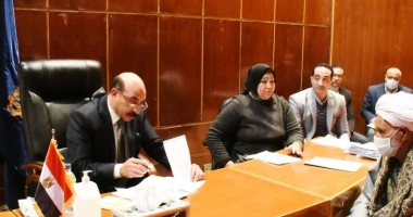 محافظ أسوان يوافق على طلبات تعويضات لمتضررى السيول وسداد ديون غارمة