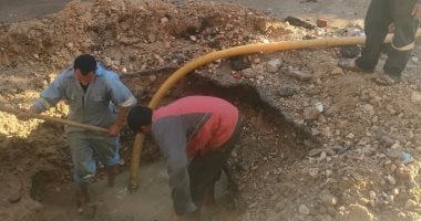 إصلاح كسر مفاجئ بماسورة فى الإسماعيلية ورفع تراكمات المياه.. صور