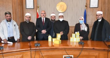 تسليم "سلسلة رؤية" من وفد الأوقاف لرئيس جامعة قناة السويس