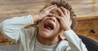 8 خطوات بسيطة لاحتواء الطفل العصبي وتعديل سلوكه.. أهمها الحضن