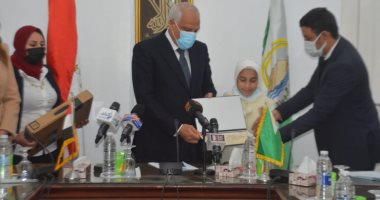 محافظ الجيزة يهدى لاب توب لحاصلة على المركز الأول فى مسابقة القرآن 