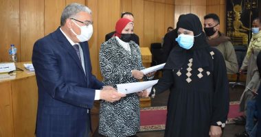 محافظ المنيا يسٌلم 260 مشروعا تنمويا لسيدات معيلات وشباب