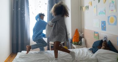 4 خطوات لتنمية علاقة الحب والمشاركة بين الأبناء.. "سيبهم يتخانقوا"