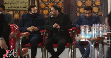 هانى رمزى وأيمن بهجت قمر وخالد جلال فى عزاء والدة عمرو مصطفى 