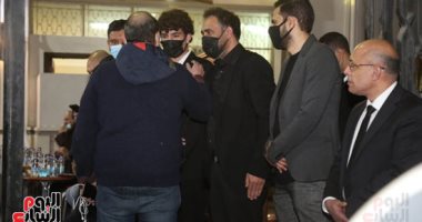 أمير طعيمة أول الحاضرين لعزاء والدة الملحن عمرو مصطفى بمسجد آل رشدان