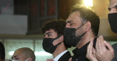الملحن عمرو مصطفى يدخل فى نوبة بكاء بعزاء والدته 