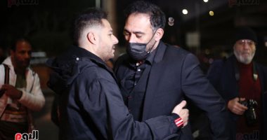 حماقى وشذى يقدمان واجب العزاء لـ عمرو مصطفى فى وفاة والدته