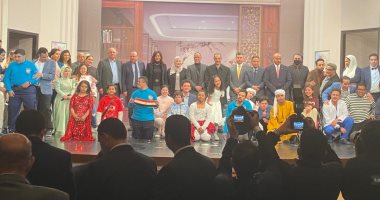 وزراء وإعلاميون يلتقطون صورا تذكارية مع أبطال مسرحية "كنز الدنيا"