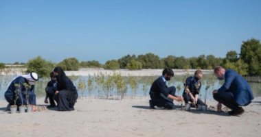الأمير وليام يزرع شجرة فى "محمية القرم" أولى محطات زيارته للإمارات