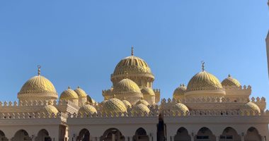 مسجد الميناء الكبير بالغردقة.. قبلة المصلين والسياح بالبحرالأحمر.. يستقبل فى ساحته المغرمين بالعمارة السياحية.. مأذنتاه وقببه تجبرك على التقاط الصور عند مشاهدتها.. ونقيب المرشدين السياحين: أهم مزار سياحى إسلامى