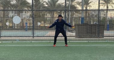 على ربيع فى صورة أمام المرمى بطريقة أبو جبل حارس المنتخب.. ويعلق: alaski