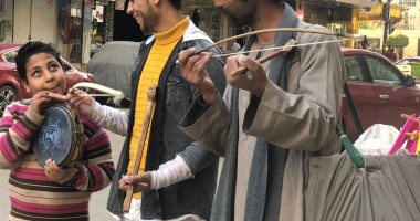 عم محمد وأبناؤه يبدعون في شوارع المنصورة بالعزف على الربابة.. لايف وصور