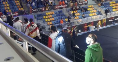 توافد جمهور الزمالك على صالة حسن مصطفى لحضور مباراة كأس العالم للسلة.. صور
