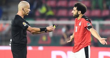 حكم نهائي أمم أفريقيا يعلق على معاملته مع محمد صلاح فى الملعب 