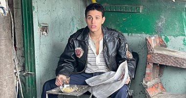 عبد الله دياب فى صورة بـ"جورنال" وكوباية شاى فى ورشة شعبية.. وكنزى: أنت نجم