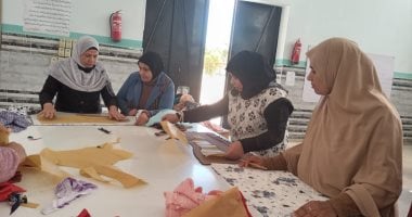 تعليم الوادي الجديد: تدريب مدرسات الخارجة الفنية للبنات على تصنيع ملابس أطفال