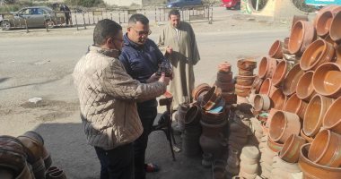 فن الفخار فى قراقص.. تعرف على أشهر قرية لصناعة الخزف اليدوى بالبحيرة.. صور وفيديو