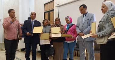 وكيل تعليم الأقصر يكرم أوائل الجمهورية والمحافظة فى مسابقة الأبحاث.. صور