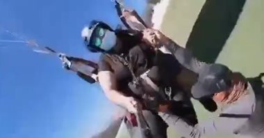 مشهد يوقف القلب.. لحظة سقوط عامل مساعد من مظلة شراعية فى الهواء.. فيديو