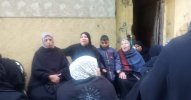 حزن وبكاء فى قرية الصيادين بعد غرق مركب صيد بالإسكندرية.. صور