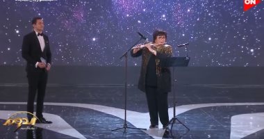 وزيرة الثقافة تبهر الحضور بعزفها على "الفلوت" في حفل افتتاح برنامج "الدوم"