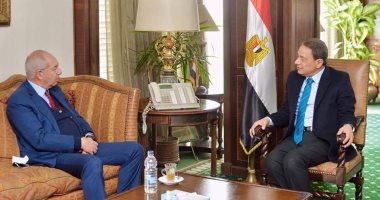 كرم جبر يلتقى رئيس الهيئة العامة للمنطقة الاقتصادية لقناة السويس.. صور