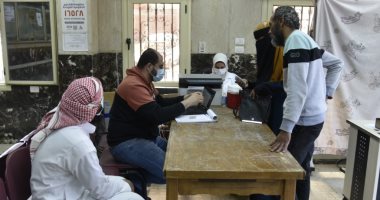 استمرار فعاليات حملة تطعيم العاملين بمحافظة مطروح بلقاح كورونا.. صور