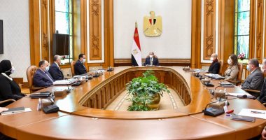 الرئيس السيسي يوجه باستمرار الحكومة فى برنامج الطروحات لتوسيع قاعدة الملكية فى البورصة المصرية وجذب الاستثمارات المباشرة.. ويشدد على مواصلة العمل على تعميق التصنيع الوطني للسيارات الكهربائية