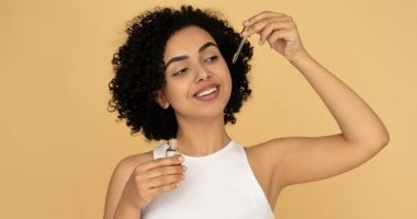 6 مرطبات طبيعية للعناية بالبشرة.. زيت الجوجوبا وماسك الطماطم الأبرز