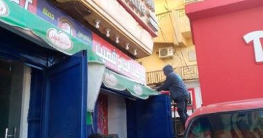 مدينة الأقصر تزيل 31 إعلانا وبانر وشعارا مخالفا فى شوارع المحافظة.. صور