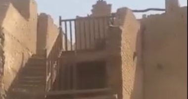 الأقصر تبدأ خطة تطوير محيط معبد إسنا بإزالة المنازل المتهالكة.. صور