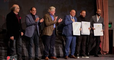 ختام جمعية الفيلم.. "حظر تجول" و"200 جنيه" و"برا المنهج" تحصد الجوائز.. نادية الجندى بعد تكريمها: شكرا لنفسى اللى قدرت تصمد.. أمينة خليل تهدى جائزتها لوالدها.. وإلهام شاهين تغازل حسين فهمى: أجمل راجل فى مصر