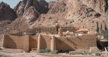 رقمنة مكتبة دير سانت كاترين تحمى 4000 مخطوطة نادرة من العصور القديمة.. صور