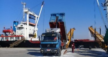 شحن 4400 طن ملح إلى اليونان عبر ميناء العريش.. صور