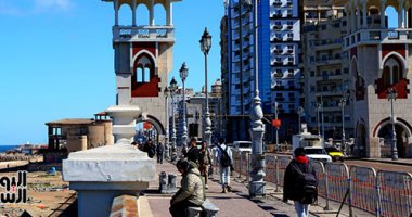 عيد الحب.. أسماء العشاق مكتوبة على "الأقفال" بكوبري ستانلى في الإسكندرية (ألبوم صور)