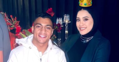 مصطفى محمد يهنئ زوجته فى الفلانتين بصورتها مزينة بـ"تاج": عيد حب سعيد يا حبيبتى