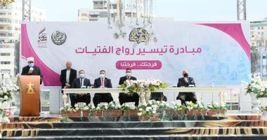 شاهد فرحة 100 عروسة باستلام الأجهزة الكهربائية من محافظ الدقهلية.. صور وفيديو