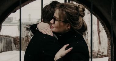 5 طرق للسيطرة على الغضب فى الخلافات الزوجية.. أبرزها الحضن