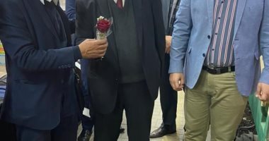 السكة الحديد توزع الورود على ركاب قطار الصعيد بمناسبة عيد الحب.. صور