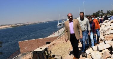 محافظ أسوان يتابع ميدانياً مشروعات تطوير وتوسعة الكورنيش الجديد