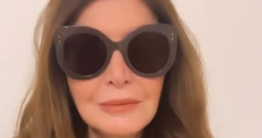 ميرفت أمين ترتدى قلادة عليها صورة الفنانة الراحلة دلال عبد العزيز