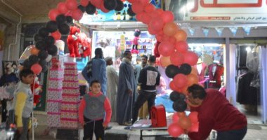 الفلانتاين فى الصعيد.. الشباب الصعايدة بالجلاليب يتهادون مع حبيباتهم.. صور