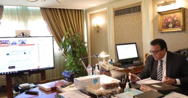 وزير التعليم العالى يبحث ترقيات وتعيينات أعضاء التدريس بمعهد بحوث الإلكترونيات