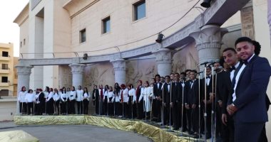 تحت شعار "هى..قادة وقيادة" كورال جامعة حلوان فى فوج الفتاة الجامعية بالأقصر