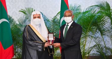 الرئيس المالديفى يقلد أمين عام رابطة العالم الإسلامى وسام شرف الجمهورية تقديراً لجهوده في خدمة الإسلام والسلام