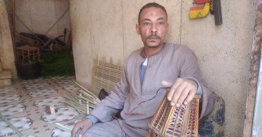 مهارة ودقة فى الصناعة.. من قنا للعالمية شاهد صناعة الكراسى والتحف من جريد النخيل