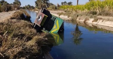 انقلاب جرار قطار قصب فى ترعة القرايا بمدينة إسنا دون إصابات.. صور